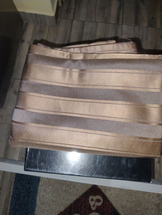 Patru draperii in stare foarte bună.