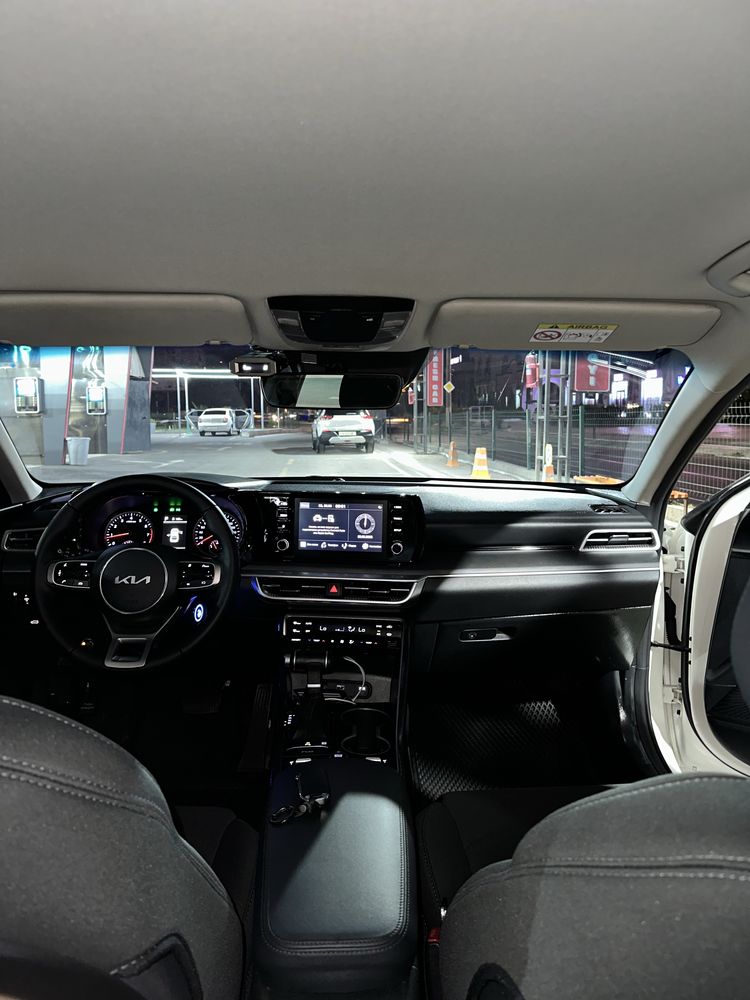 Kia K5 2022 yil oq