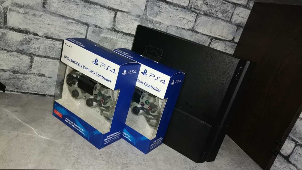 Продается Игровая приставка PS4 Slim 500 Гб два джойстика