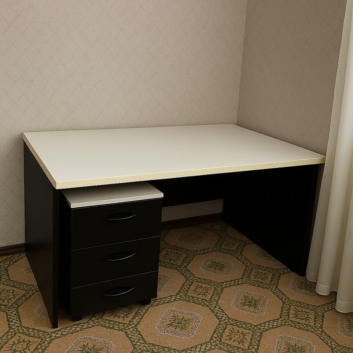 Письменный стол в хорошем состоянии