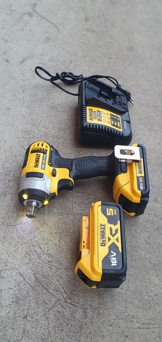 Masina de înșurubat cu impact. Dewalt.