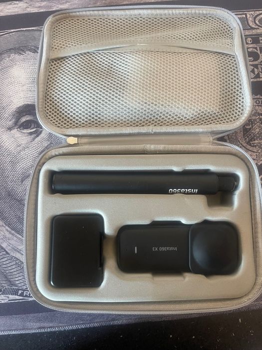 Camera Insta360 X3 cu accesorii