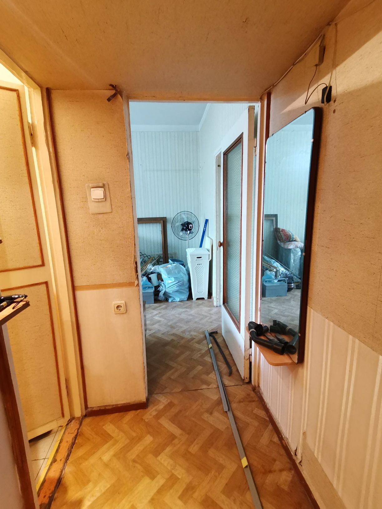 Снимаем старый обой краску и шпатлевку готовим на ремонт !!!