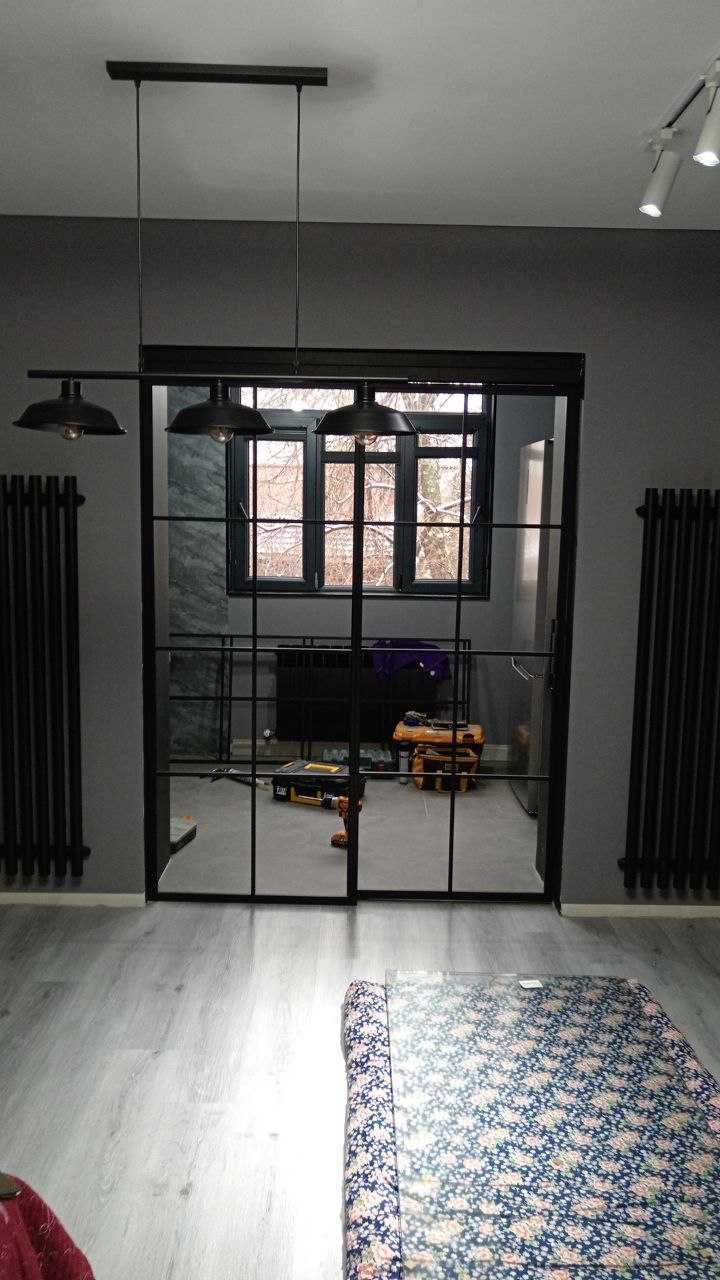 Uy ichidagi xonalarni bo'lishda surma eshiklar ayni qo'l keladi.