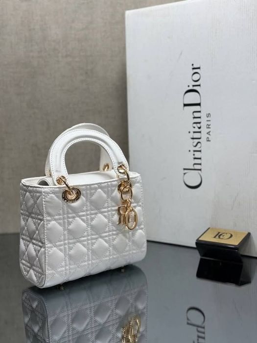 Genti dama, diverse nuanțe,dimensiune medie, accesorii metalice,sacule