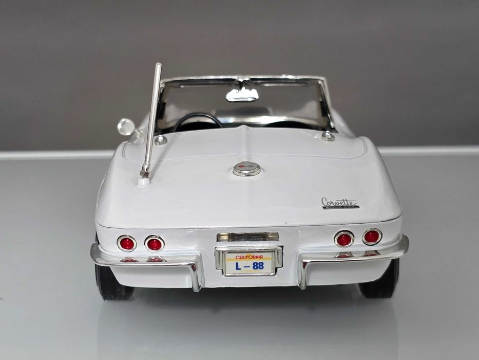 Macheta Auto 1/18 ERTL Chevrolet Corvette Sting Ray 427