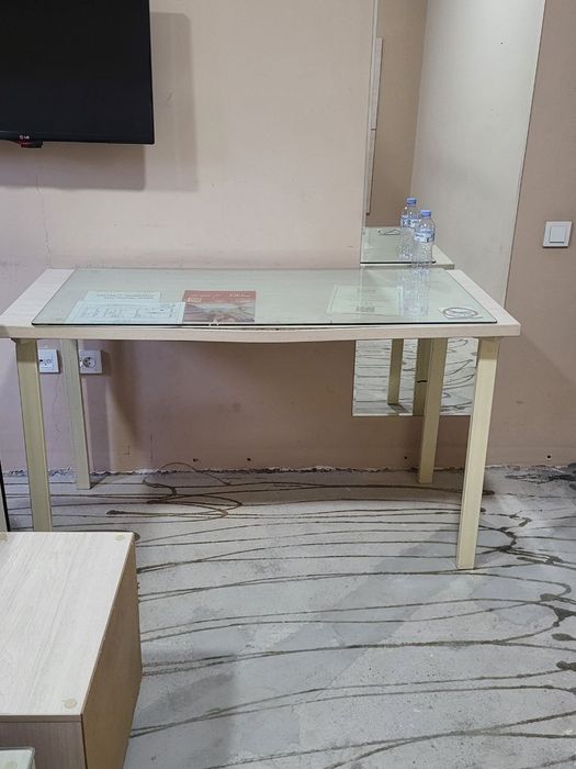 Продаются столы и тумбочки по 8штук