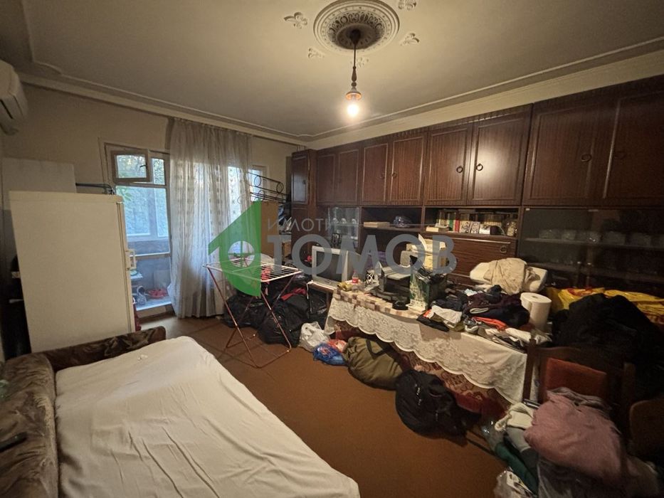 Просторен тристаен апартамент с търговско помещение в района на Центъ