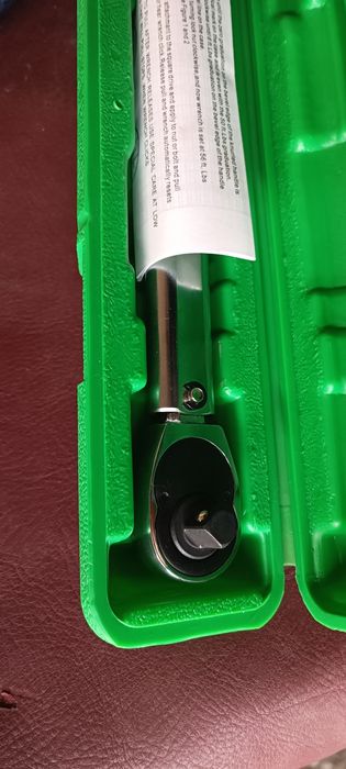 Cheie chei dinamometrica Yato 42-210 Nm 1/2 și JBM 19-110 Nm 3/8