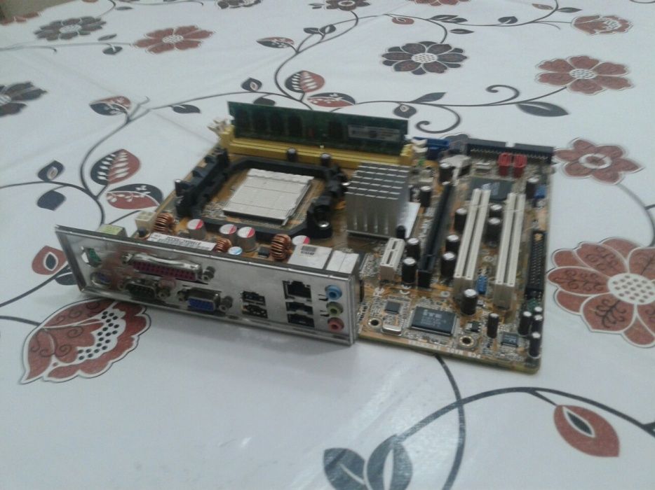 Vand placa de baza ASUS!