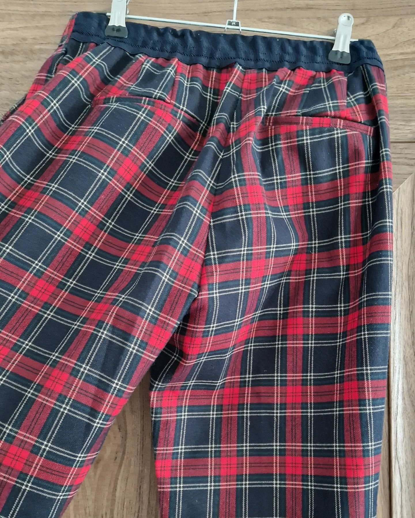 Pantaloni în carouri Zara