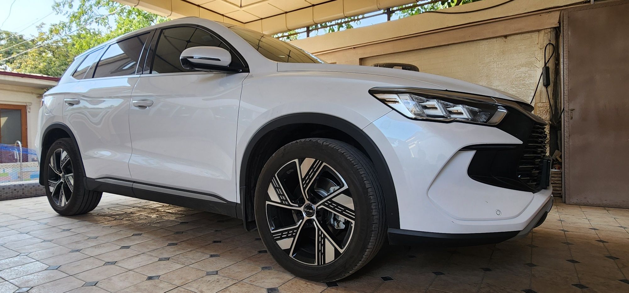 Продаётся BYD song PRO жемчужно белого цвета2025 г.в. в отличном состо