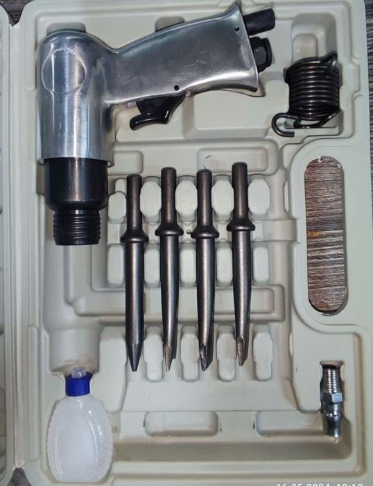 Пневмозубило с насадками в пластиковом кейсе.