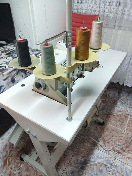 Masina de cusut cu 2 ace 4 fire overlock BROTHER 
Model EF4 -V41 
Masi