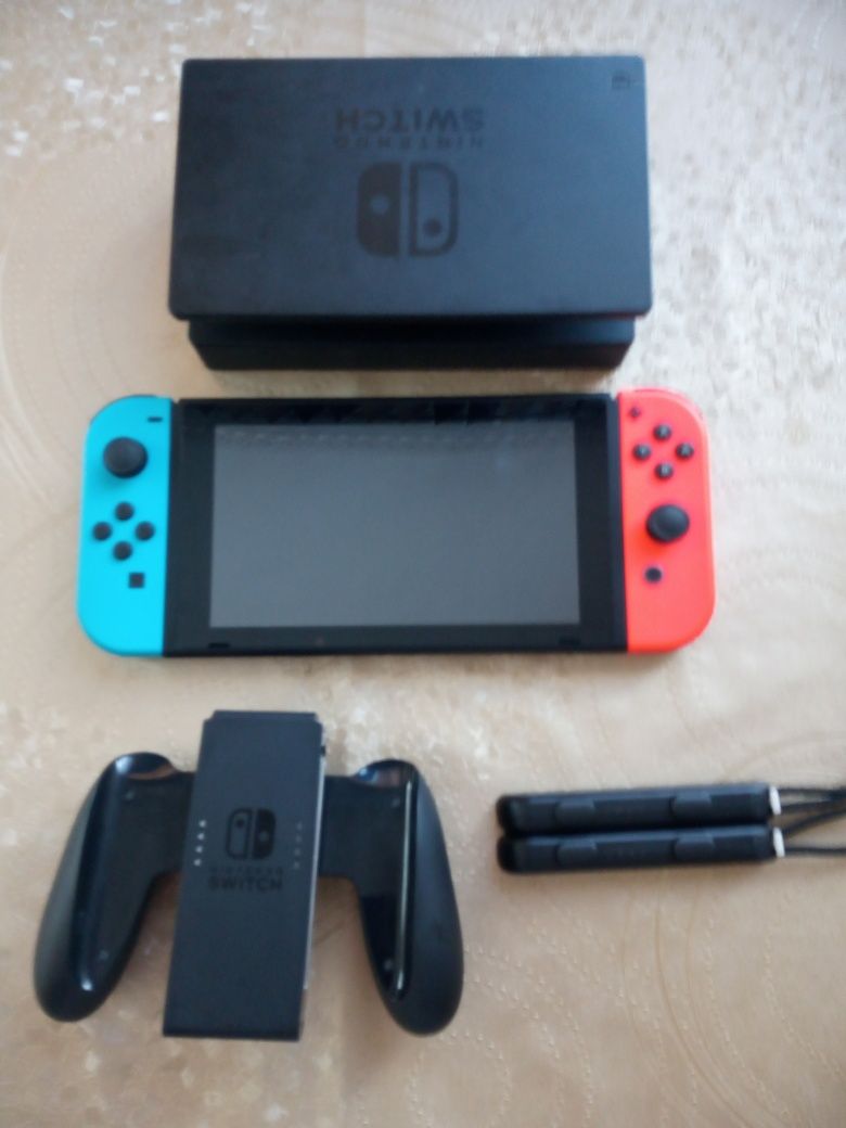 Nintendo switch тм в гаранция + 4 игри и калъф