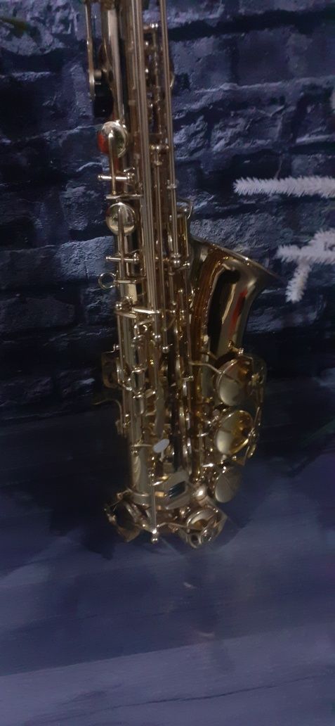 Vând saxofon nou