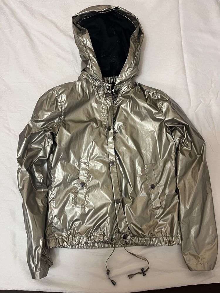 Яке Guess златисто