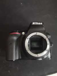 Nikon d5300 - 70k cadre + 2 bateri, încărcătoare, card 32, geanta foto