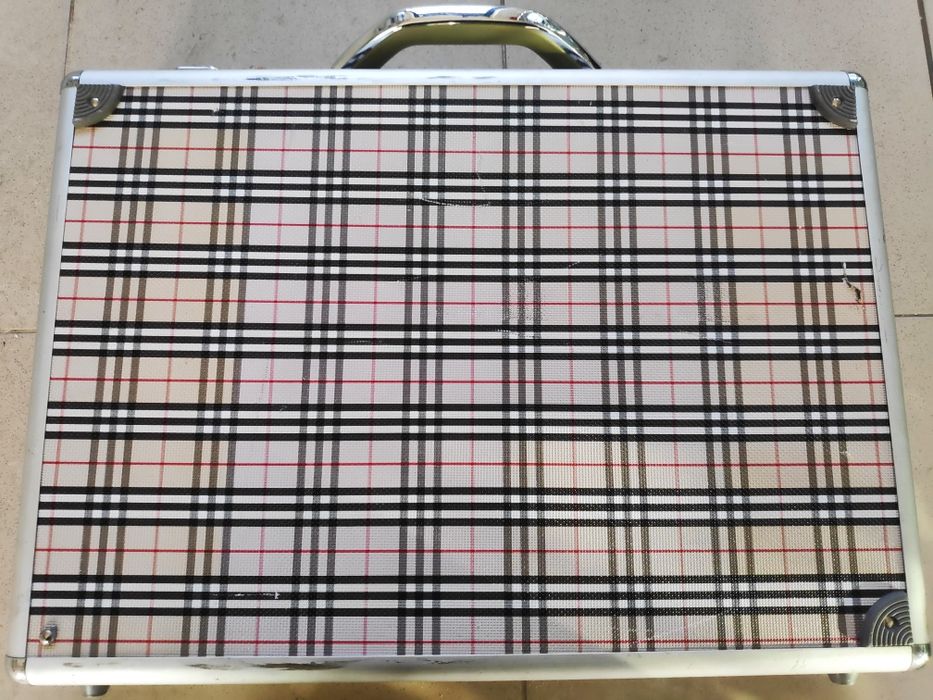 Продавам оригинален бизнес куфар Burberry