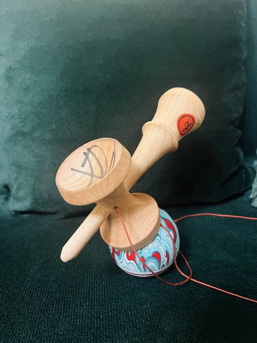 Kendama europe semnata de x remus