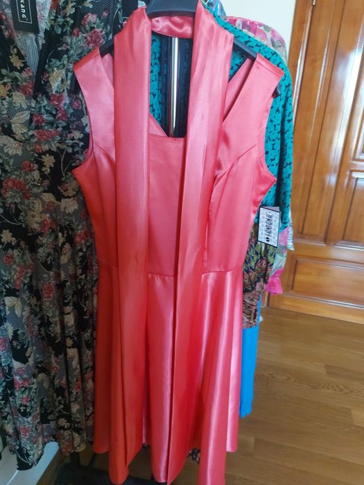 Vând rochii și costume mărimea 44,46.