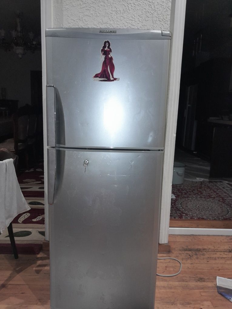 Холодильник Hitachi R-270AUK5K — рабочий, компактный