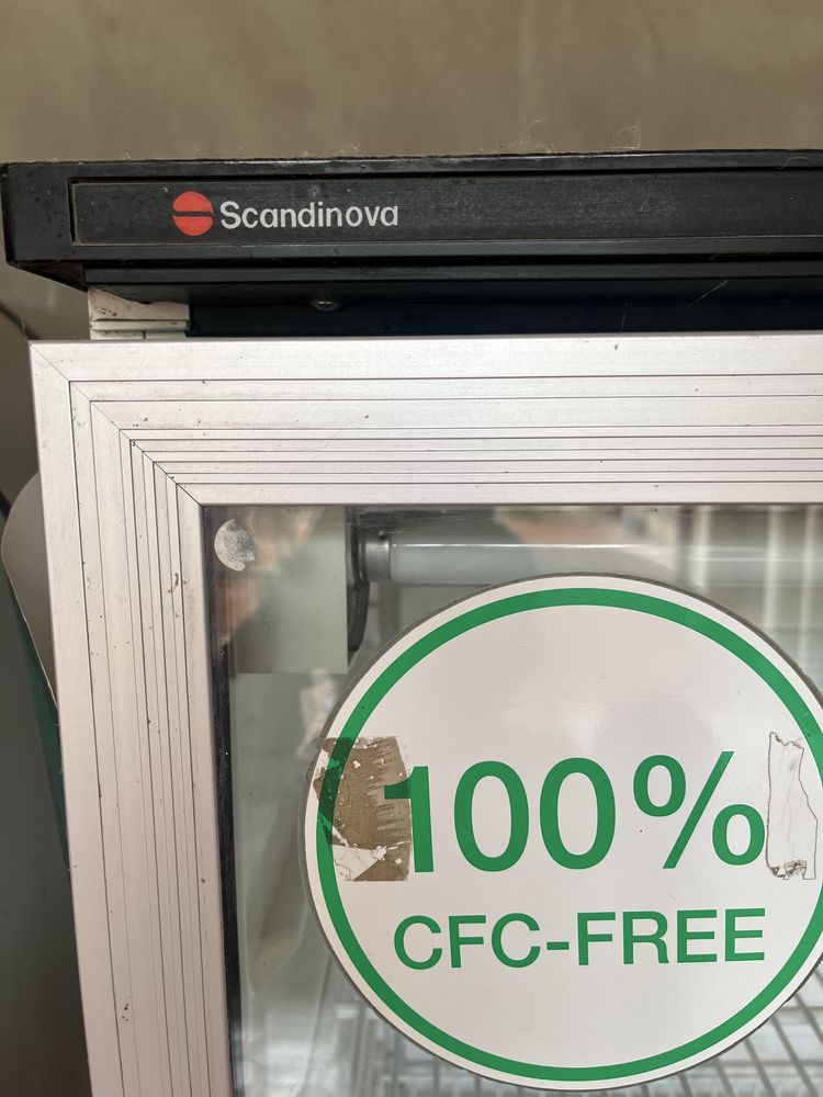 Срочно продается витринный холодильник