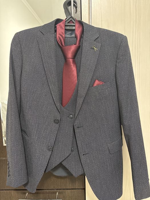 Мужской костюм сатылады