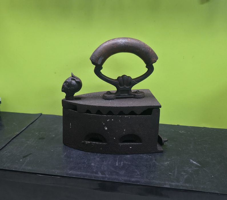 Стара ютия на жар