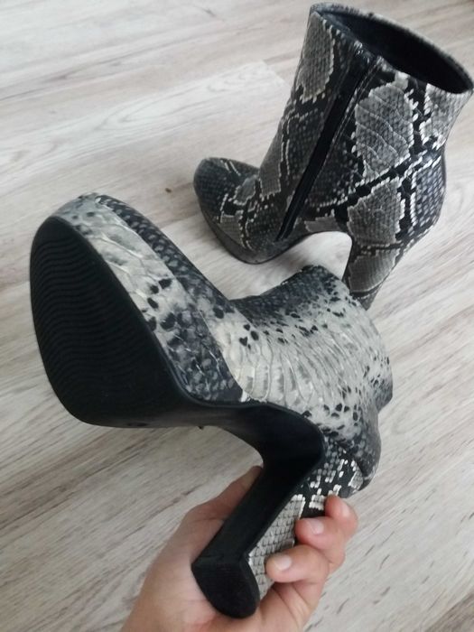 Ghete Dama nr 37 (frumoase si comode/ piele sarpe )