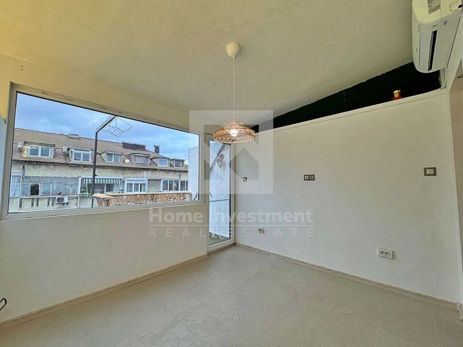 Тристаен апартамент на две нива в близост до Общината