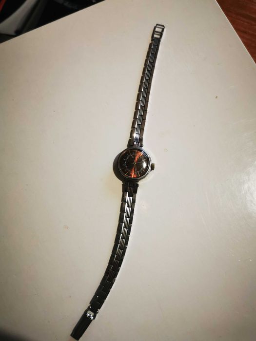 Продавам дамски ръчен часовник SLAVA MADE IN USSA 17 JEWELS