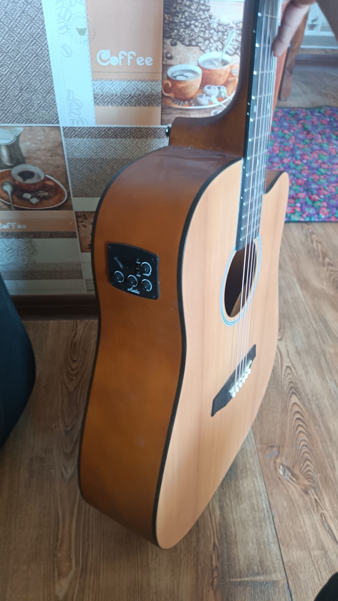 Gitara sotiladi chexoli bilan birga 2mln sum