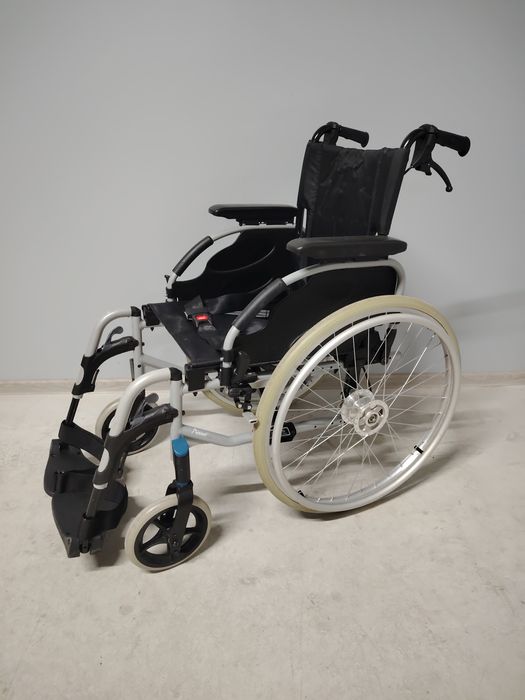 Carucior cu rotile/Fotoliu rulant pentru persoane cu handicap141