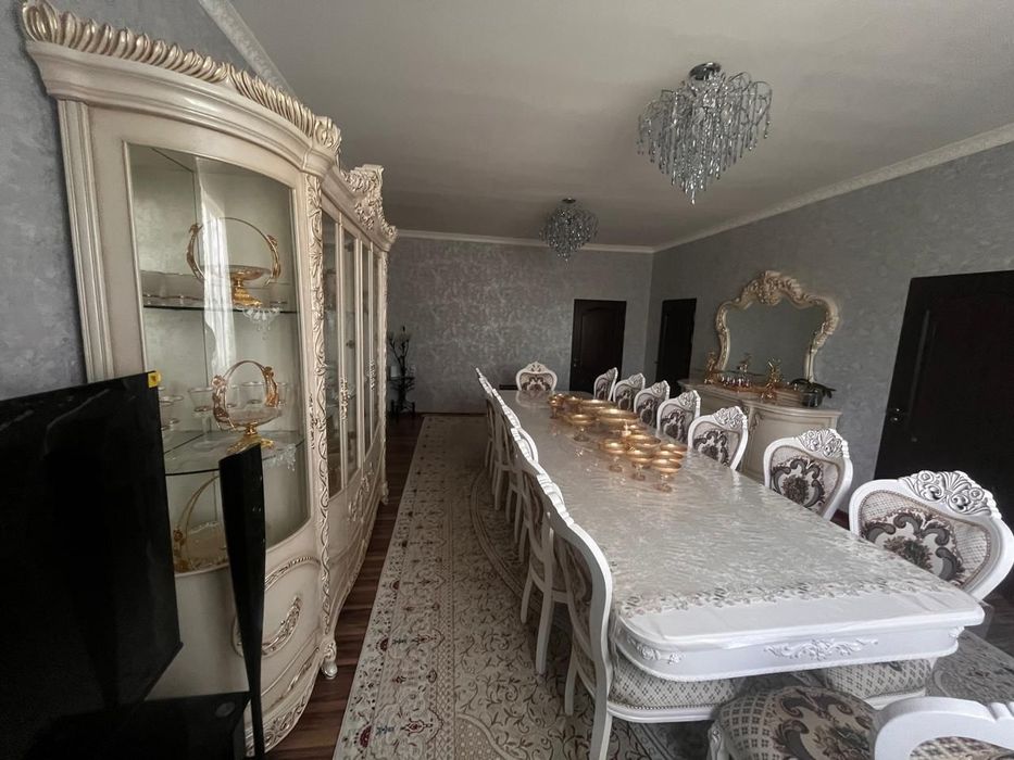 Гостиная мебель горка, трюмо, стол