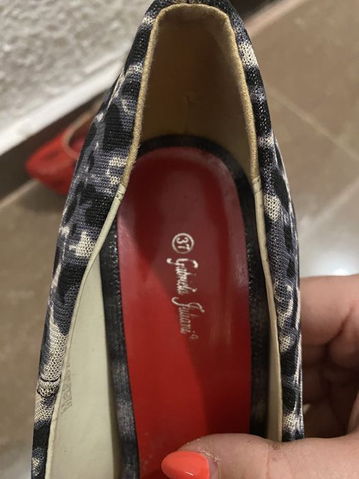 Обувки с ток носени веднъж