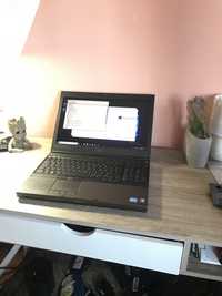 Laptop Dell cu procesor i7.