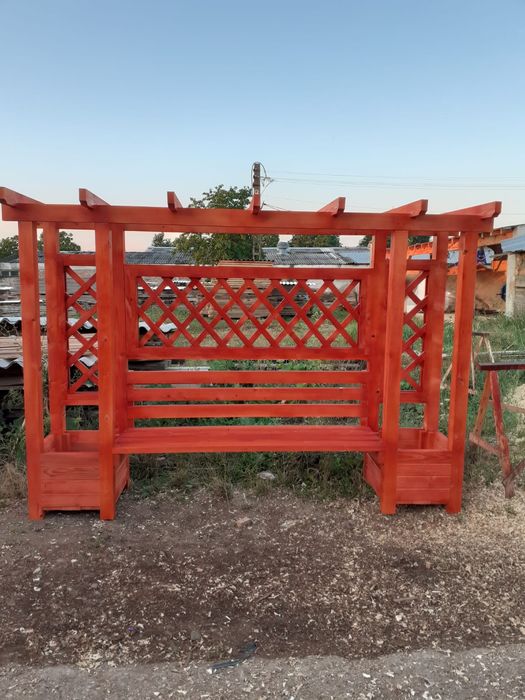 Pergola din lemn cu jardiniere