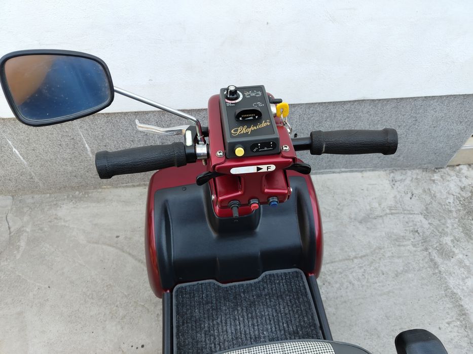 Cărucior scuter electric persoane cu dizabilități