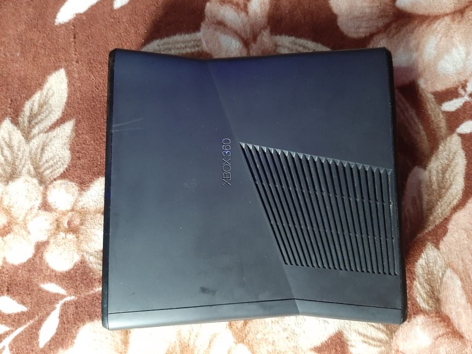 Vând consola în stare buna Xbox 360 s slim
