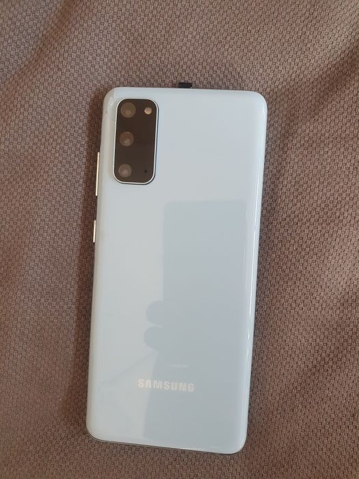 Samsung s20 много запазен