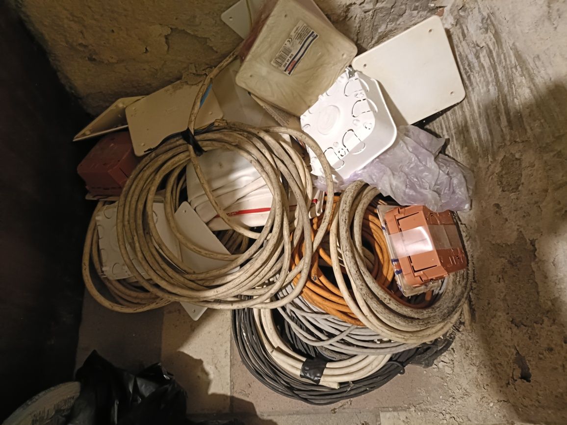 Lichidez materiale și scule diverse folosite