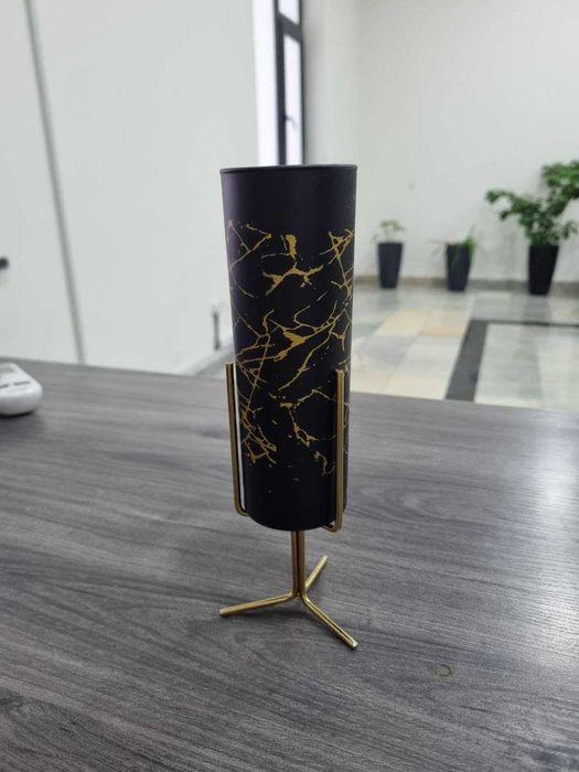 Zamonaviy dekorativ gul idishi — metall stoykali, qora-oltin dizayn
