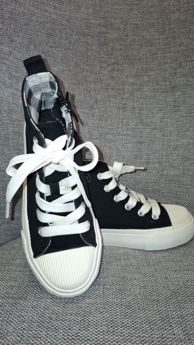 Lot teniși, pt fete,cu adeziv si șiret,in stare foarte buna