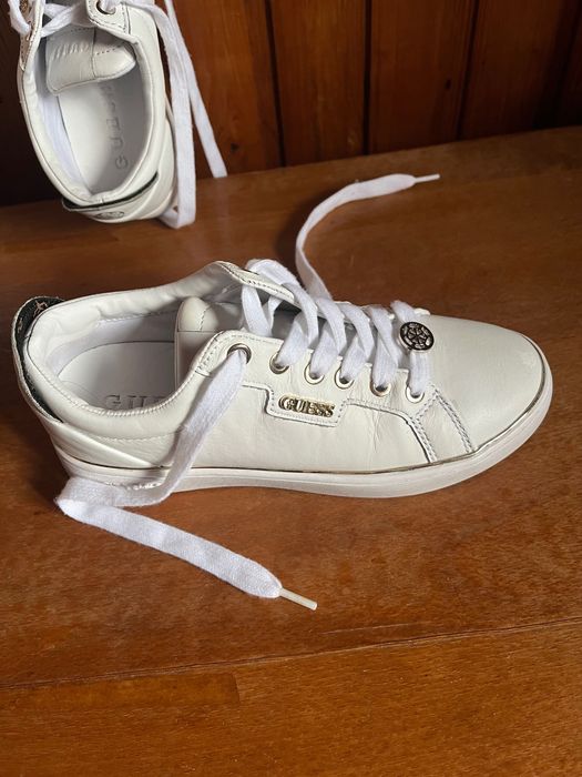 Страхотни сникърси на Guess