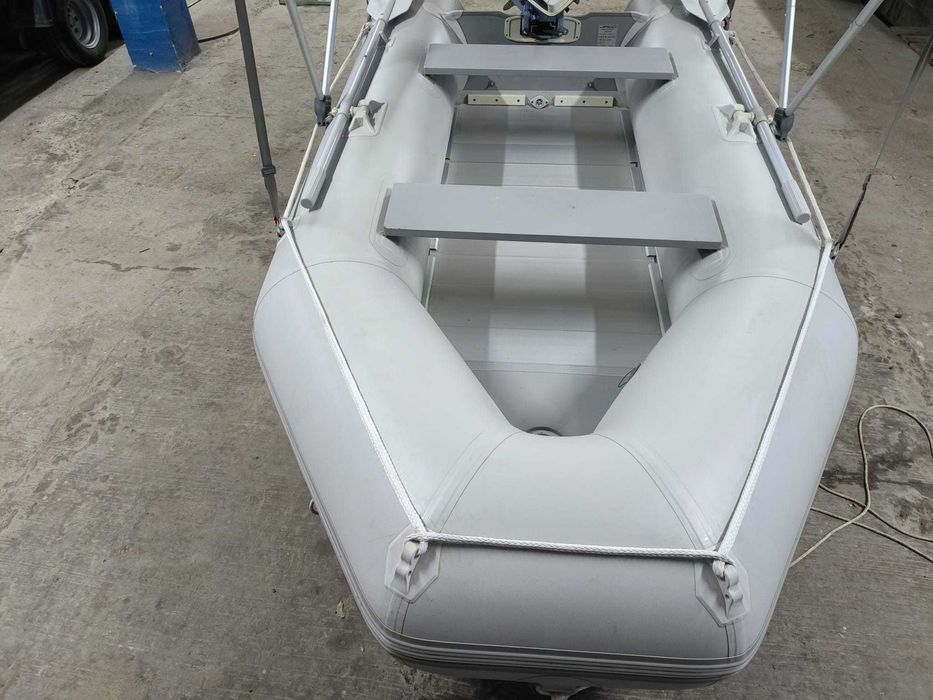 Barcă gonflabila cu motor