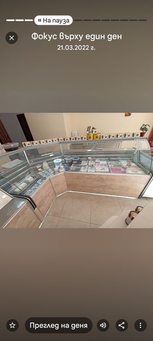 Ъглова витрина работеща плюс касата