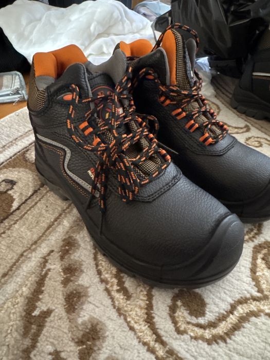 Спец обувьи.новые, 37размер