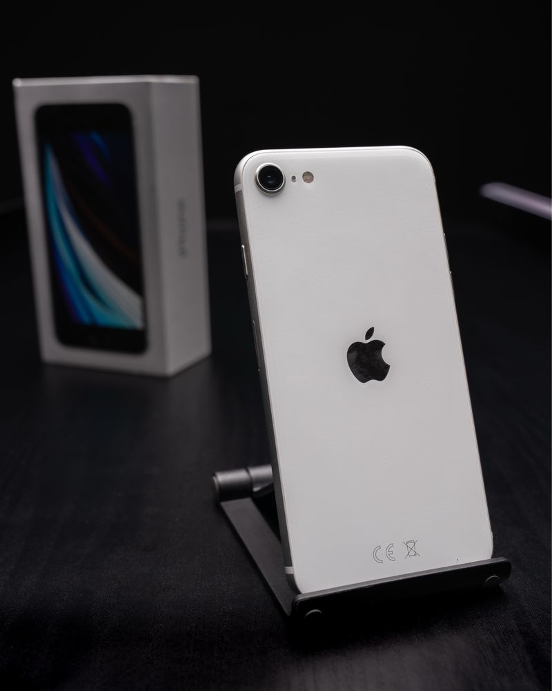 iphone se ,неразличим от нов