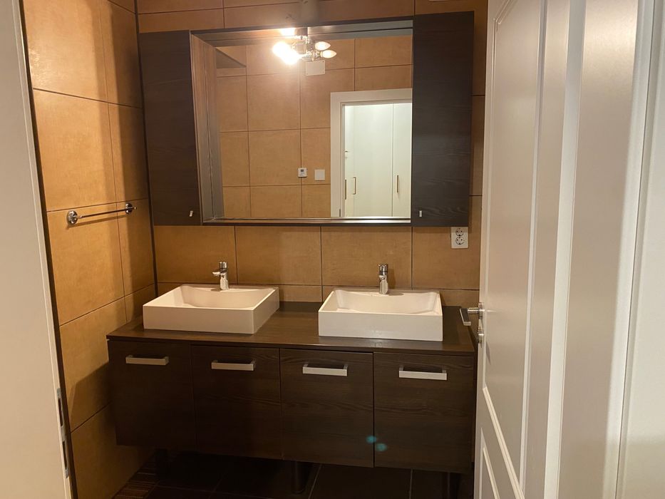 Set mobilier baie cu oglinda si 2 chiuvete si 2 baterii Grohe